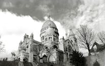 这张巴黎圣心大教堂的黑白照片，突出了建筑的宏伟