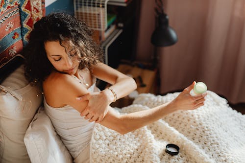 Fotos de stock gratuitas de aplicando, cama, cosmético