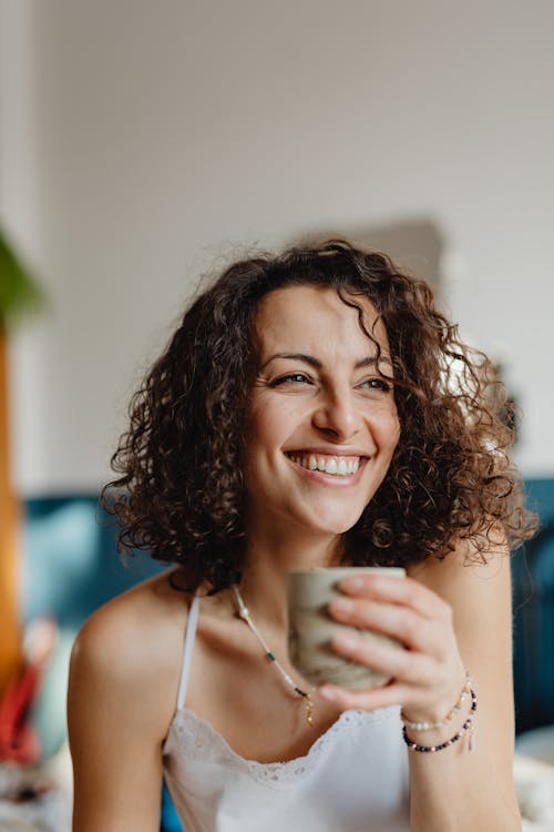 Gratis stockfoto met brunette, gekruld haar, glimlachen