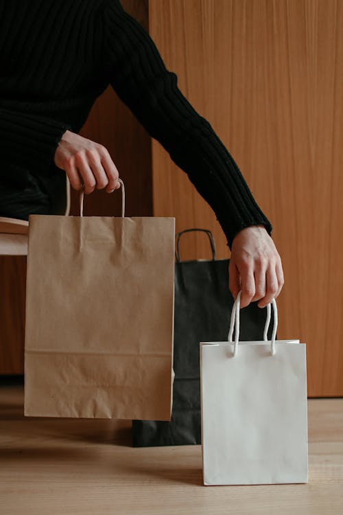 Darmowe zdjęcie z galerii z niosący, osoba, papierowe torby