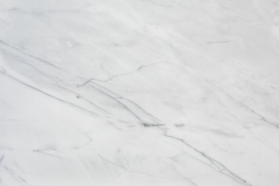 Engineered quartz surface with a fine, even grain