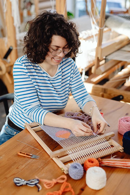 Kostenloses Stock Foto zu arbeiten, bunte fäden, frau