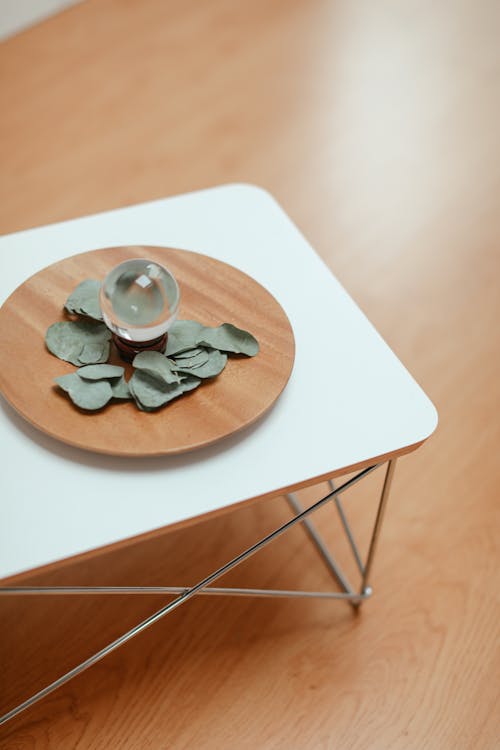Fotos de stock gratuitas de bola de cristal, hojas de eucalipto, mesa blanca