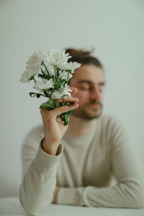 Fotos de stock gratuitas de enfoque selectivo, Flores blancas, hombre