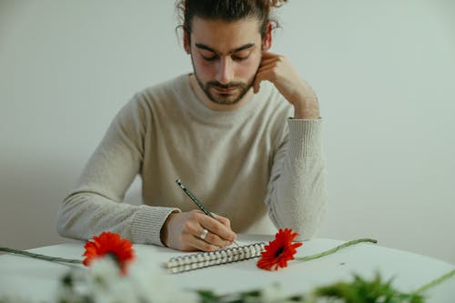 Photos gratuites de cahier, écrite, fleurs rouges