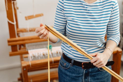 Kostenloses Stock Foto zu festhalten, frau, handwerkskunst