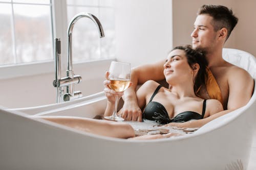 Couple romantique au bain avec vin