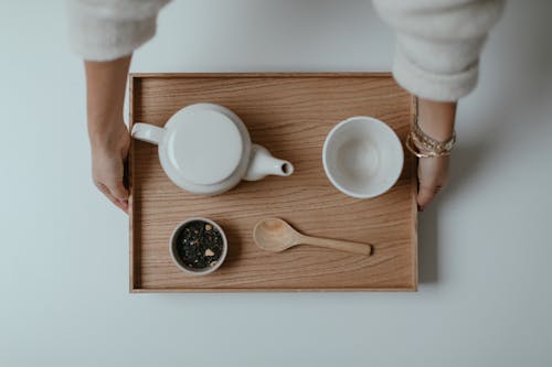 Photos gratuites de cuillère en bois, mains, plateau