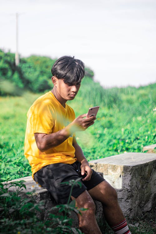 Foto d'estoc gratuïta de a l'aire lliure, adolescent, assegut