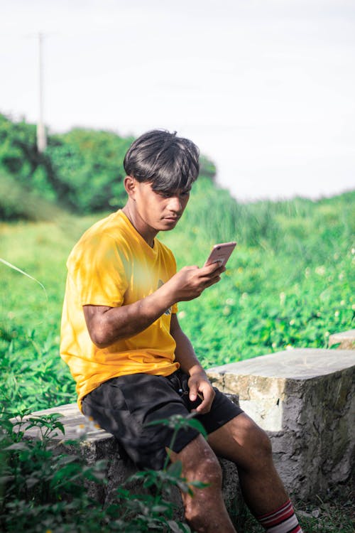 Foto d'estoc gratuïta de a l'aire lliure, adolescent, assegut