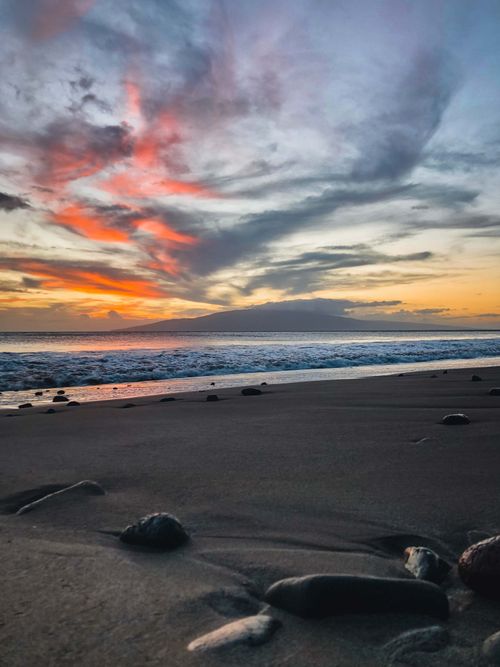 Free A breathtaking evening beach scene with dramatic skies and soft waves. Stock Photo