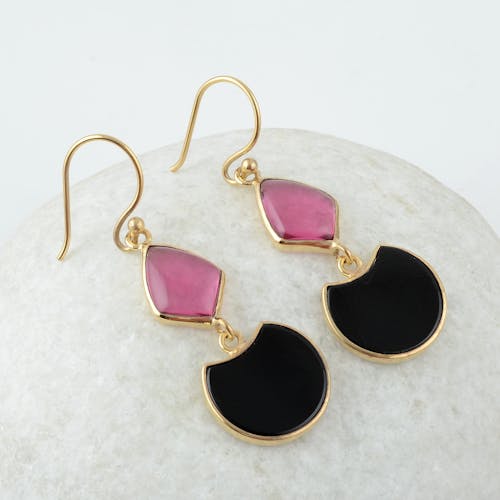Free Gold and Black Earrings in Close Up Photography Stock Photo