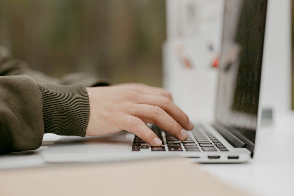 IB Computer Science çalışırken laptop başında öğrenci
