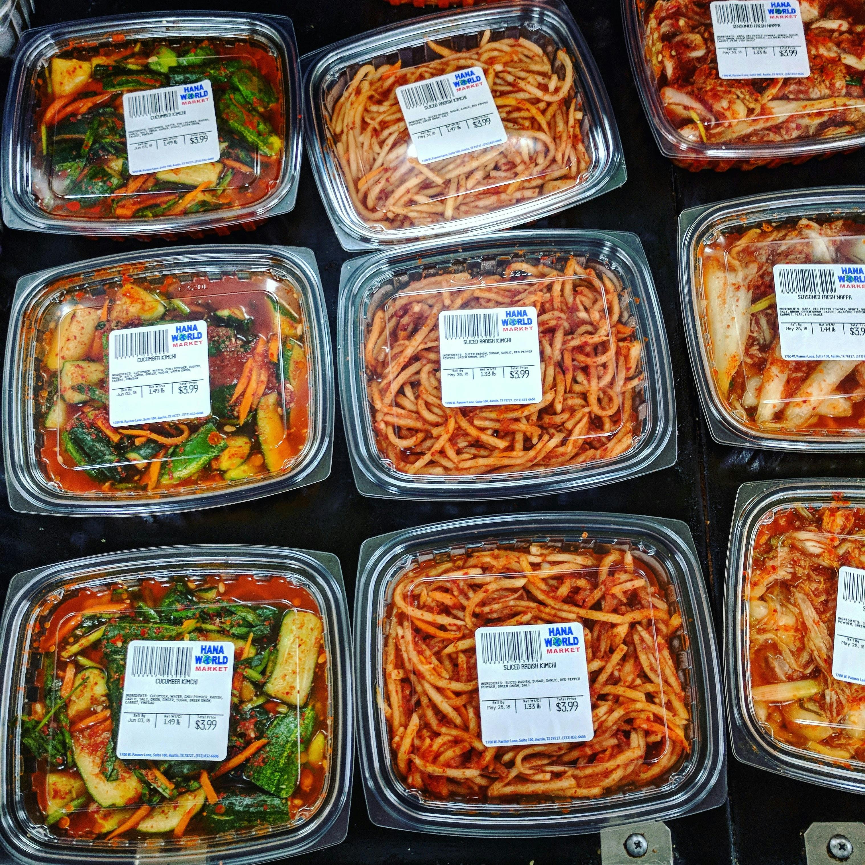 Um banheiro equipado com recursos de segurança como barra de apoio, cadeira de banho e tapete antiderrapante.