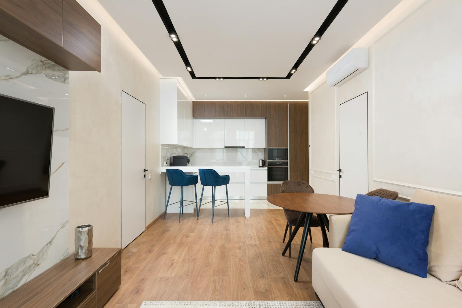 The Pros and Cons of Renting Furnished vs. Unfurnished Apartments