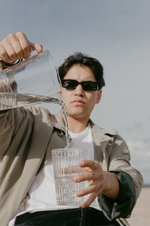 Fotos de stock gratuitas de agua, cántaro, Gafas de sol