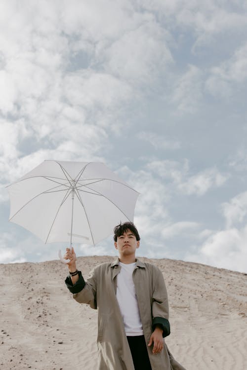 Kostenloses Stock Foto zu asiatischer mann, begrifflich, blauer himmel