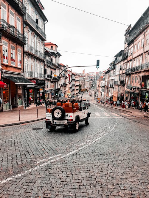 Kostnadsfri bild av byggnader, gatufoto, jeep