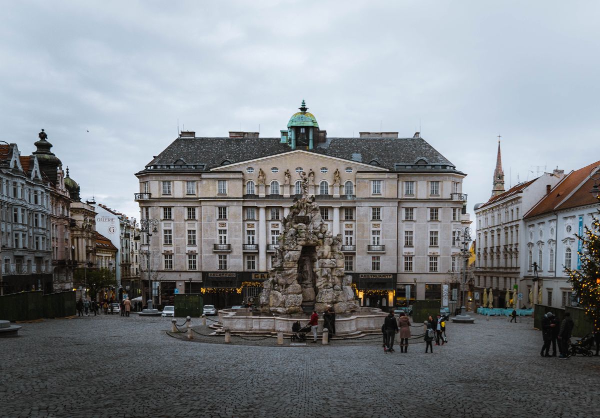 Piața Zelný trh din Brno, cu fântâna barocă Parnas în mijloc