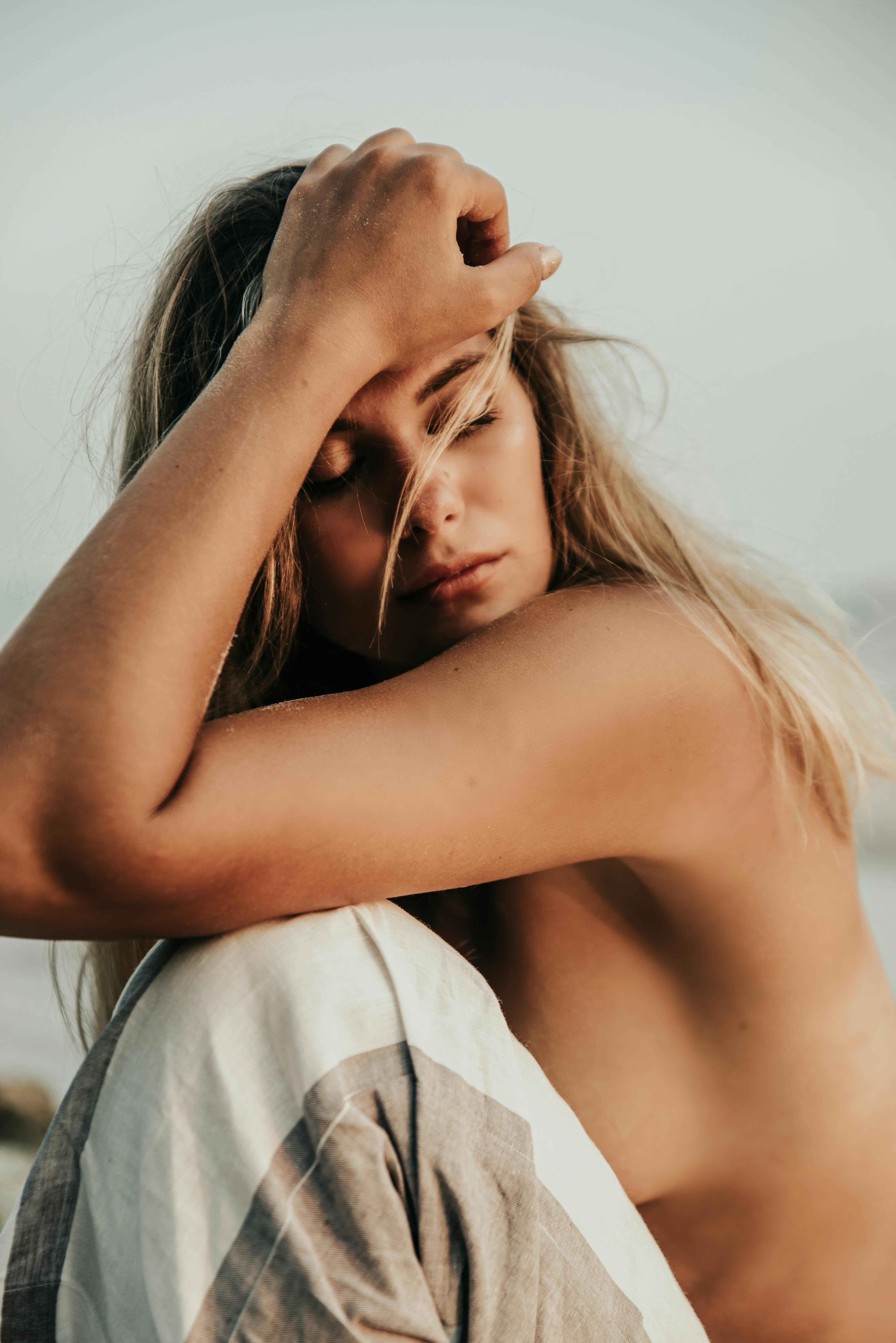 一位宁静的女人在巴厘岛海滩上放松身心，体现了宁静和自然之美