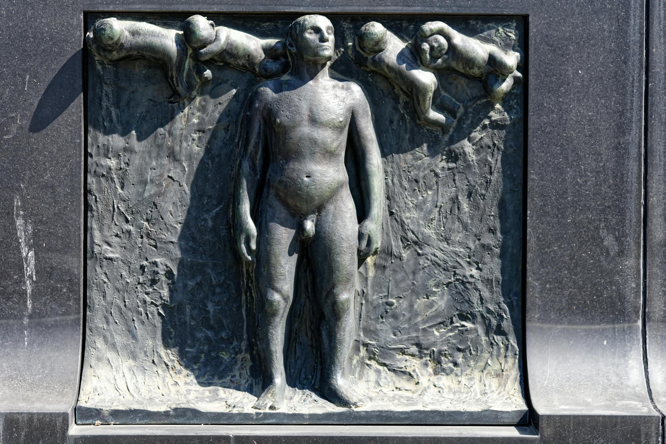 памятник голым мужикам фото 79