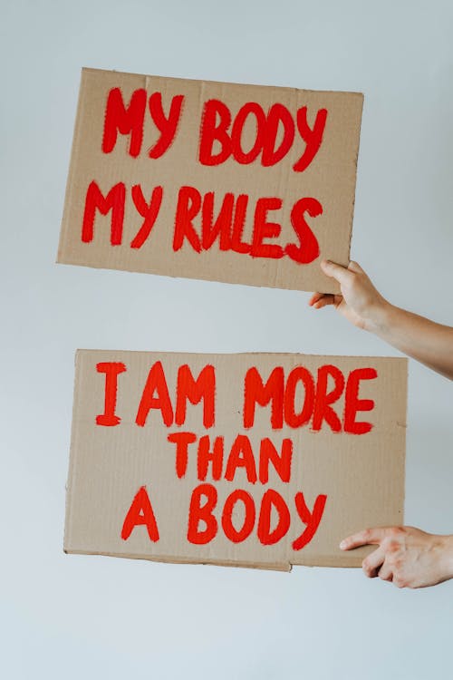 Darmowe zdjęcie z galerii z białe tło, feminizm, jestem czymś więcej niż ciałem