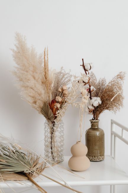 Minimalist decor featuring dried pampas grass and cotton in stylish vases, perfect for home interiors.