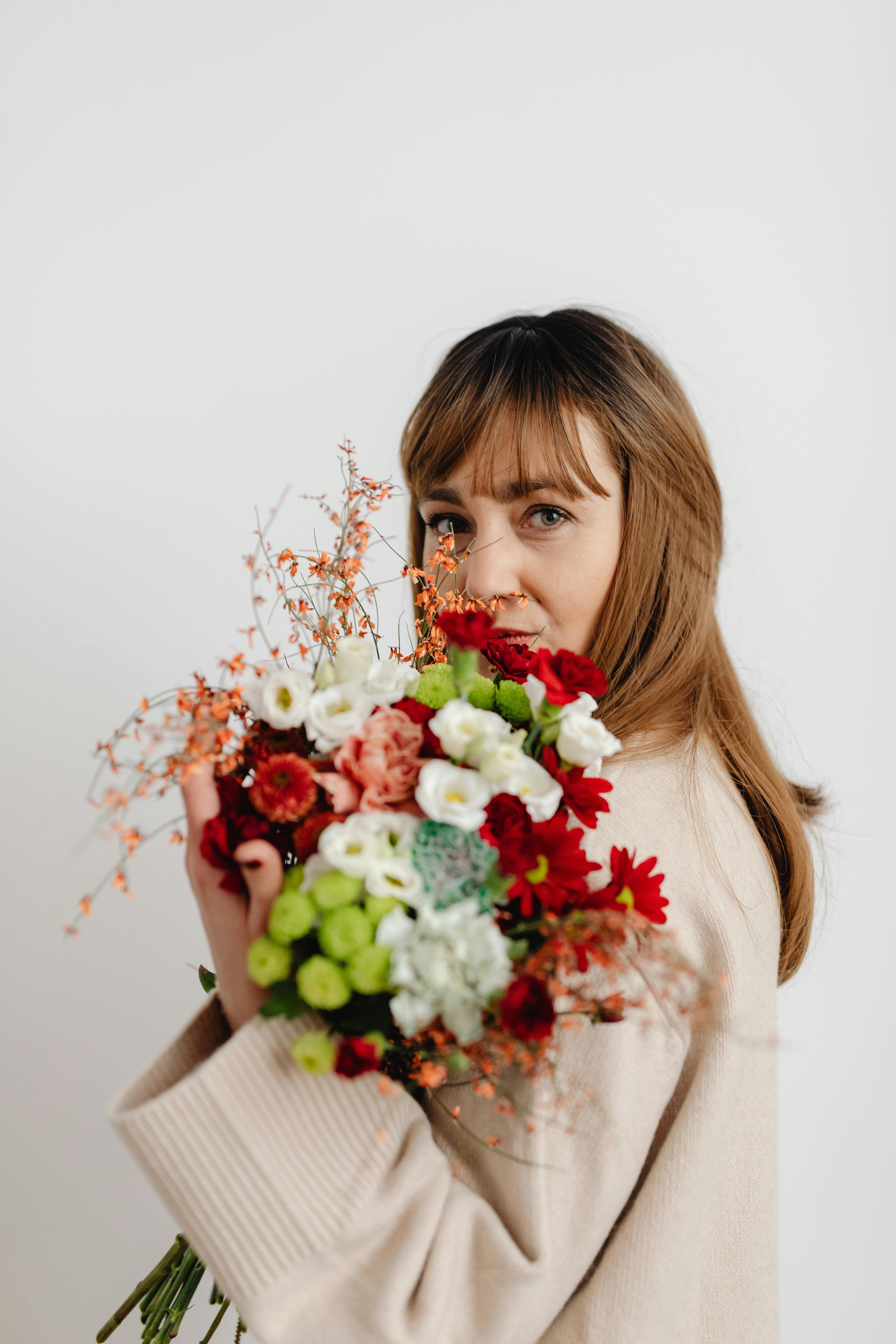 HD wallpaper: chest, leaves, girl, flowers, pose, sleep, roses, hands,  makeup | Wallpaper Flare