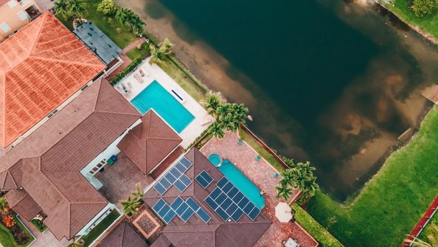 Vuelo FPV sobre propiedad inmobiliaria en Bucaramanga — vista aérea