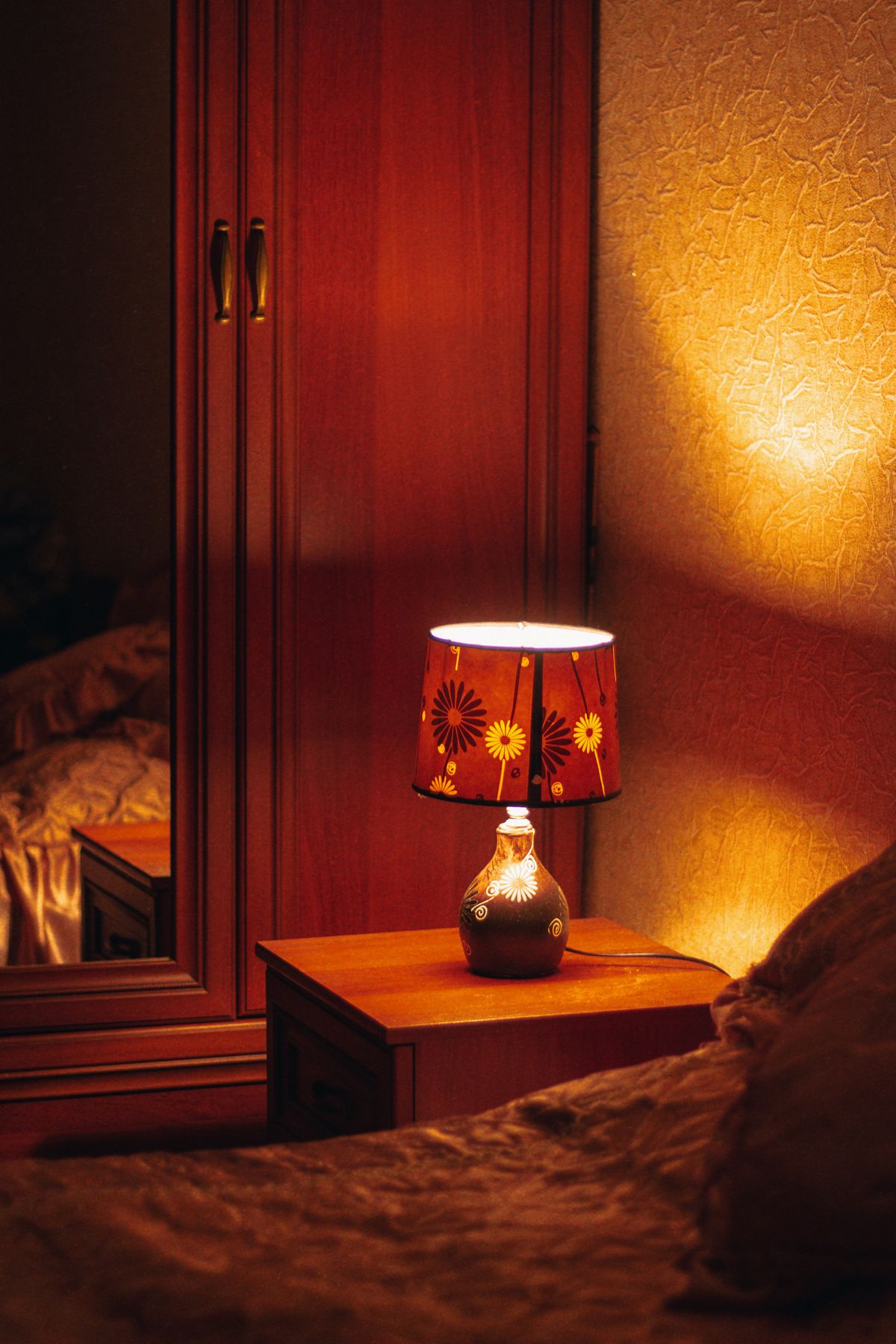 Lampe posée sur une table de chevet dans une chambre