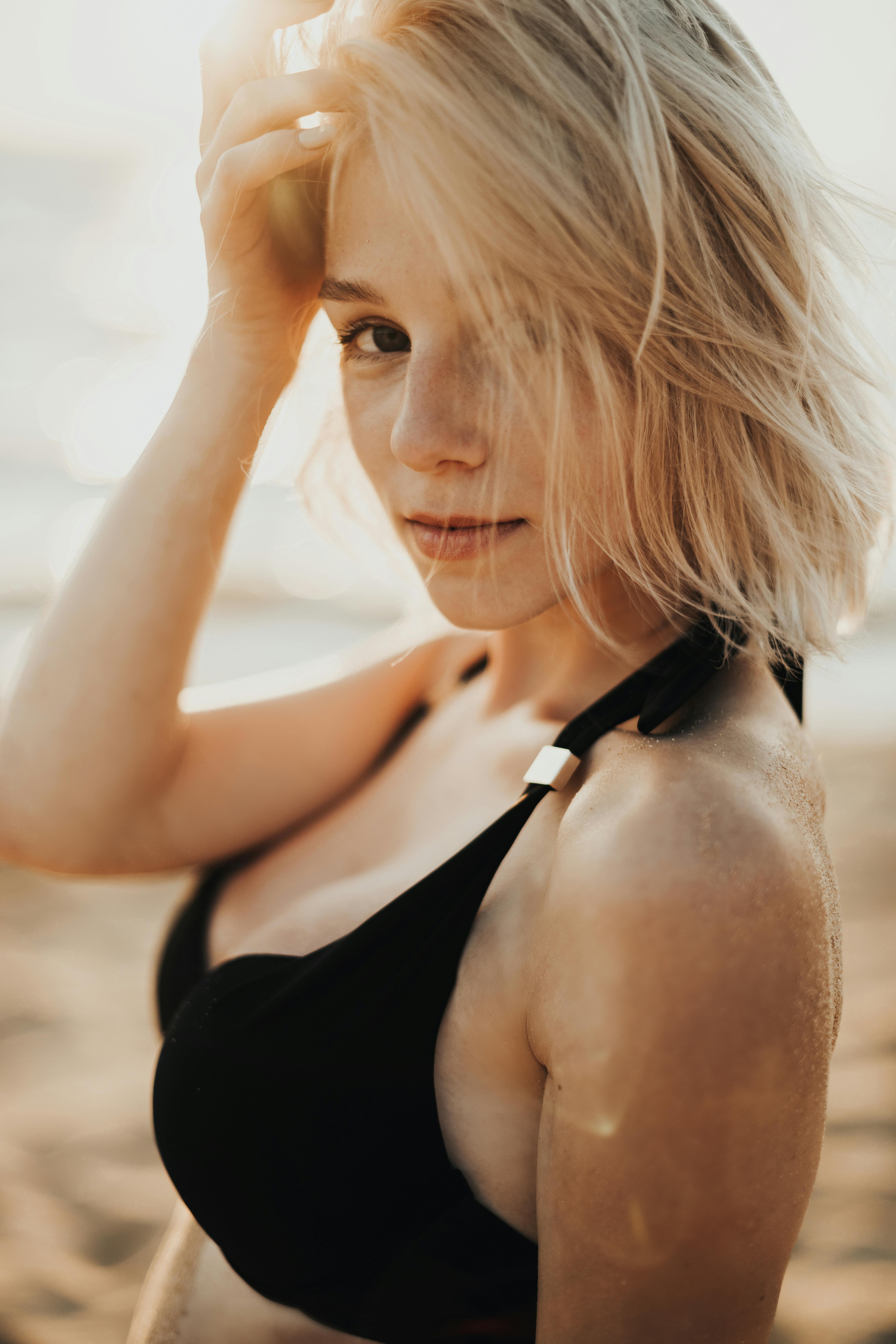 一位穿着比基尼享受越南阳光海滩的年轻女子的肖像