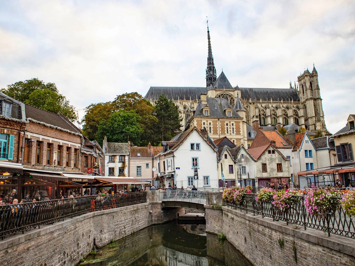 Façades colorées le long d'un canal à Amiens