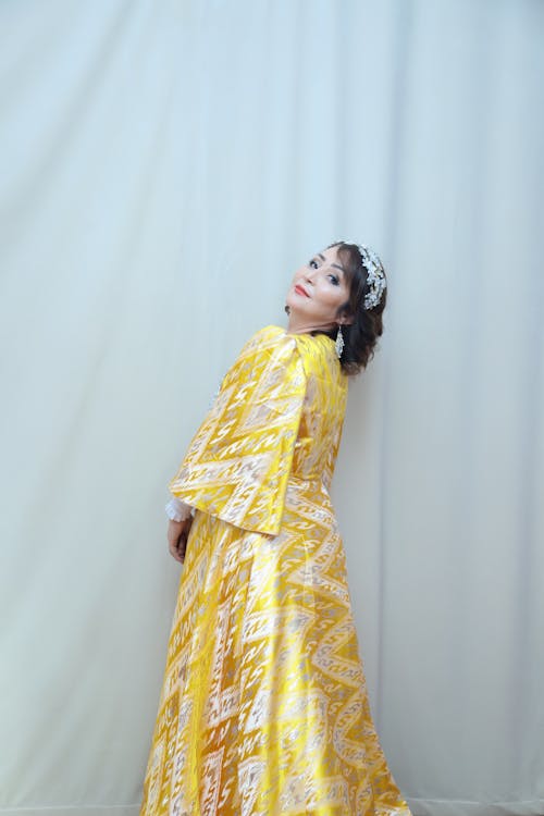 Gratis arkivbilde med eleganse, glamour, gul kjole
