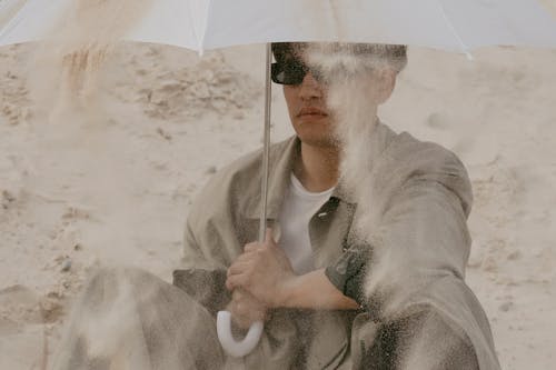 Бесплатное стоковое фото с дюна, зонтик, мужчина
