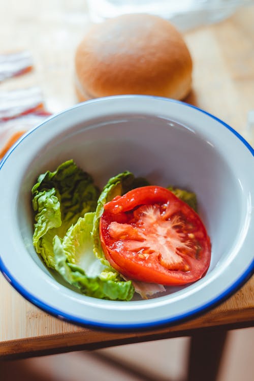 Plate with salad of tomato and lettuce leaves