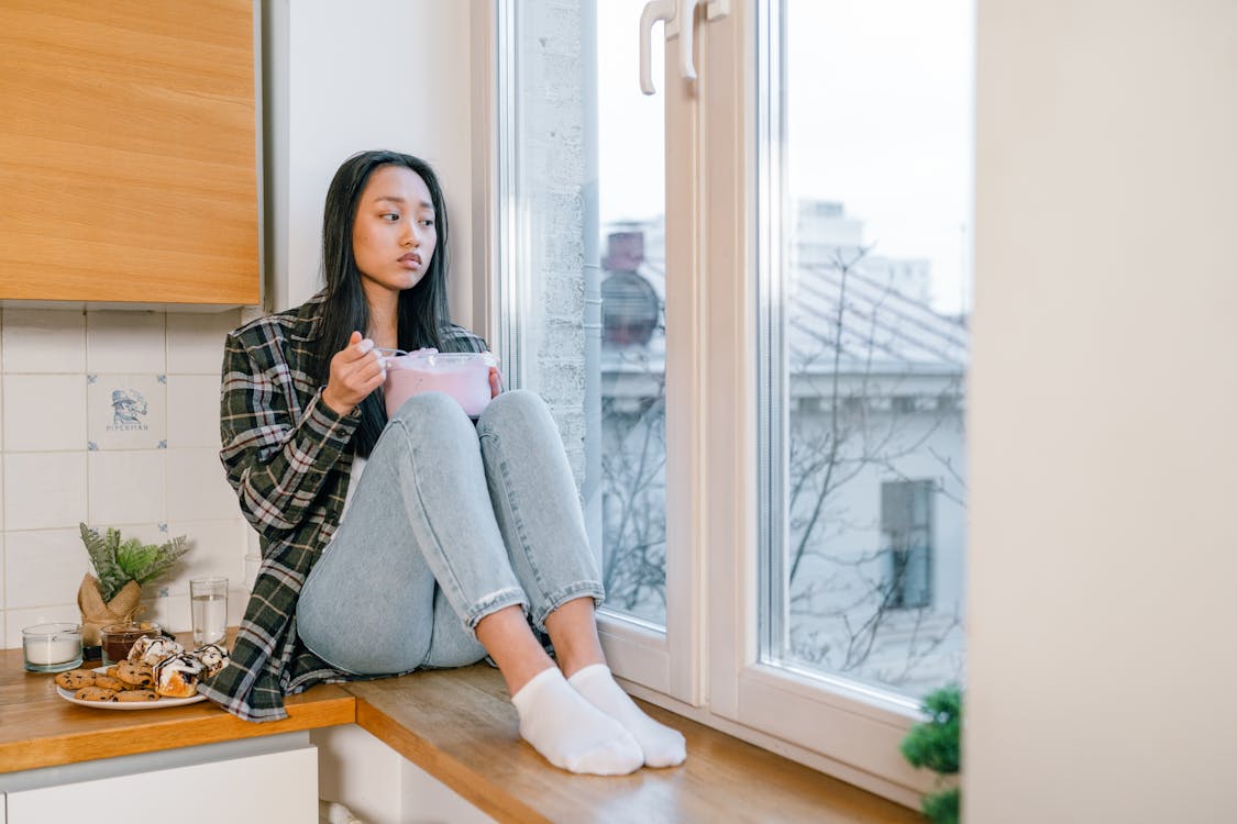 Kostenloses Stock Foto zu asiatische frau, betrübt, dessert