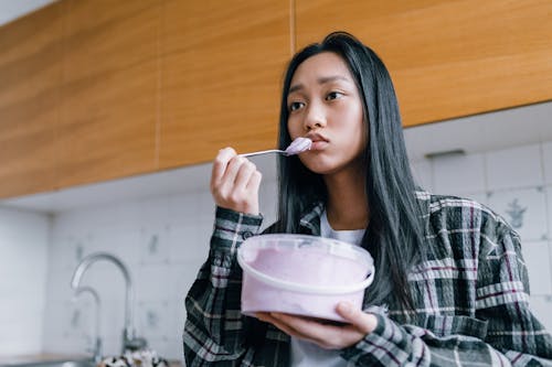 亞洲女人, 傷心, 冰淇淋 的 免费素材图片