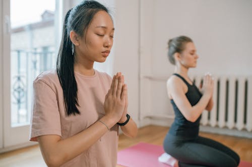 Kostenloses Stock Foto zu asiatische frau, aufrechterhaltung der psychischen gesundheit, augen geschlossen