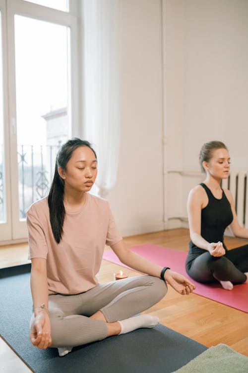 Fotos de stock gratuitas de amigos, asiática, colchonetas de yoga