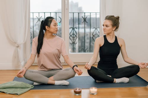 Fotos de stock gratuitas de amigos, asiática, colchoneta de yoga