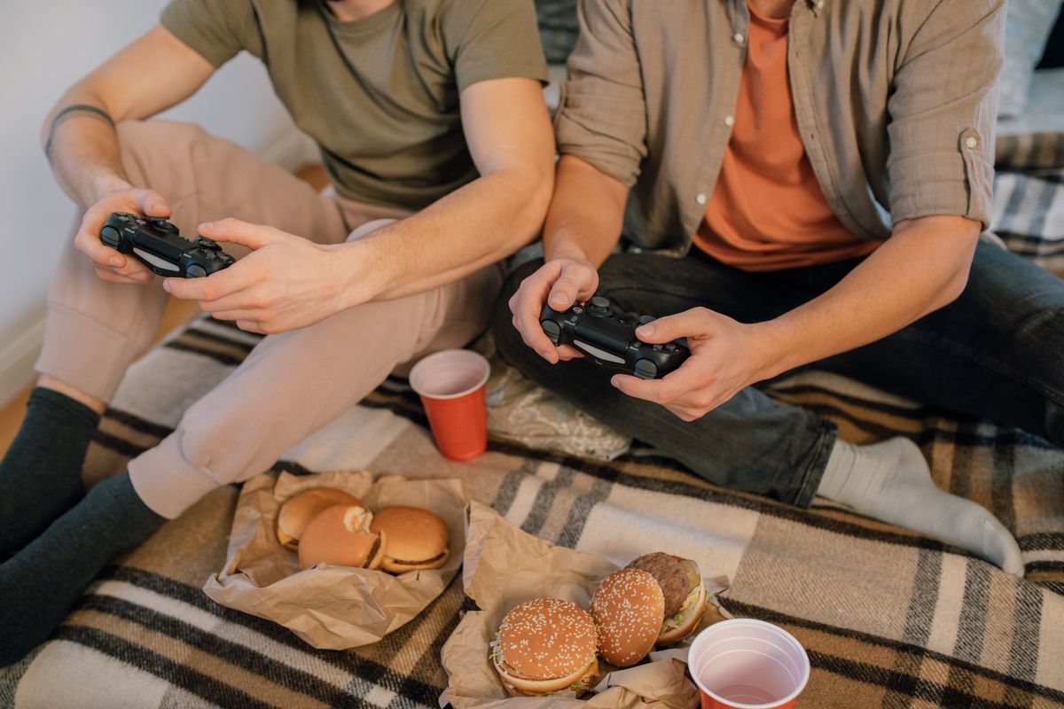 Mains tenant des manettes de jeu pendant une partie