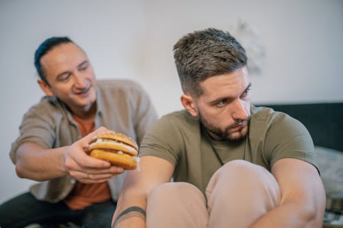 bezplatná Základová fotografie zdarma na téma burger, dávání, muži Základová fotografie
