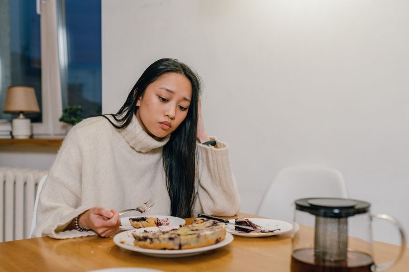Prática do comer consciente para controlar a compulsão