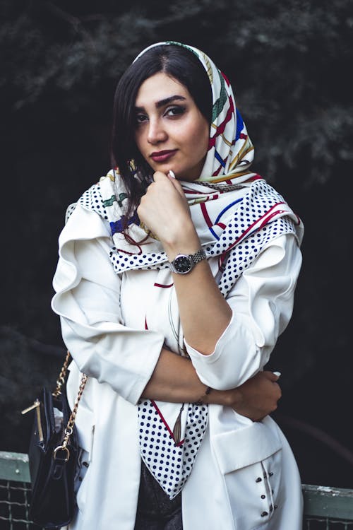 Безкоштовне стокове фото на тему «арабська жінка, вертикальні постріл, жінка»