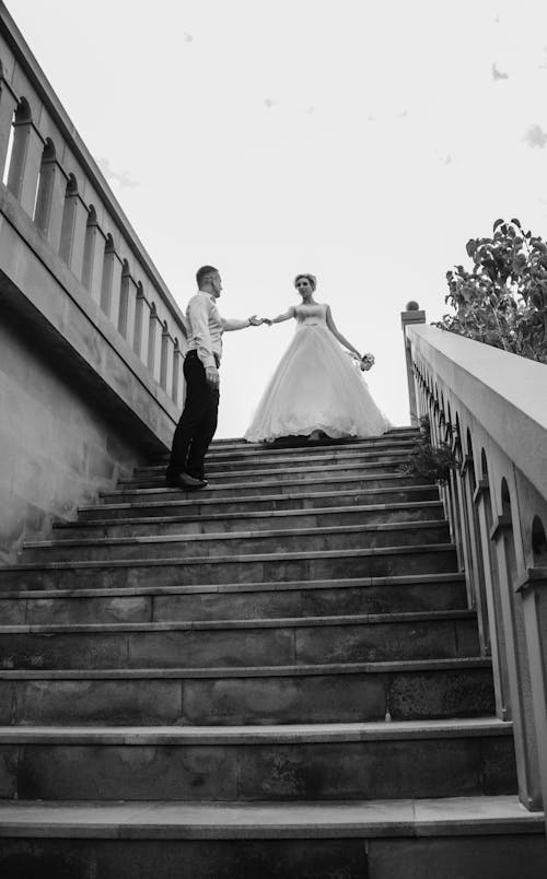 Бесплатное стоковое фото с вертикальный выстрел, держаться за руки, жених и невеста