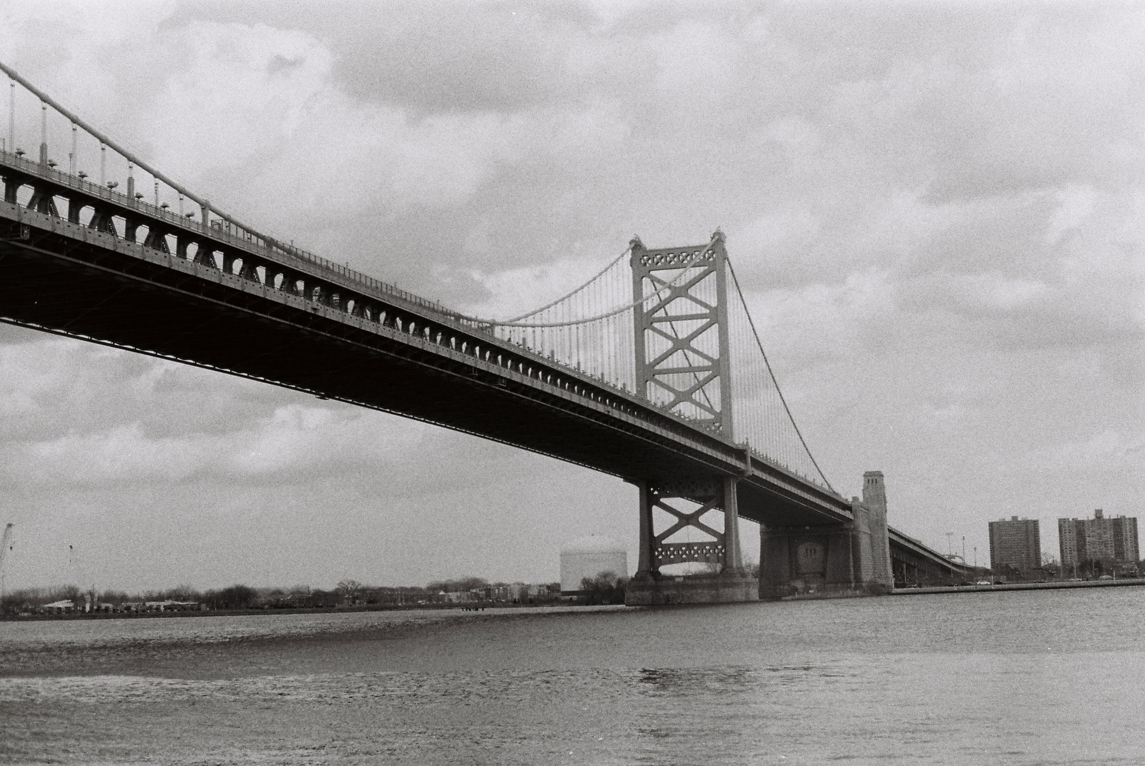 Black and White Photo of the Benjamin Franklin Bridge · Free Stock Photo