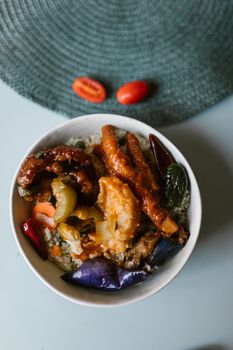 Saumon grillé avec quinoa et légumes rôtis