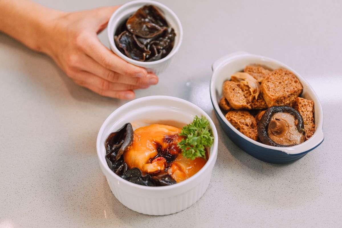 きのこを使ったアジアの料理（きくらげ料理のイメージ）