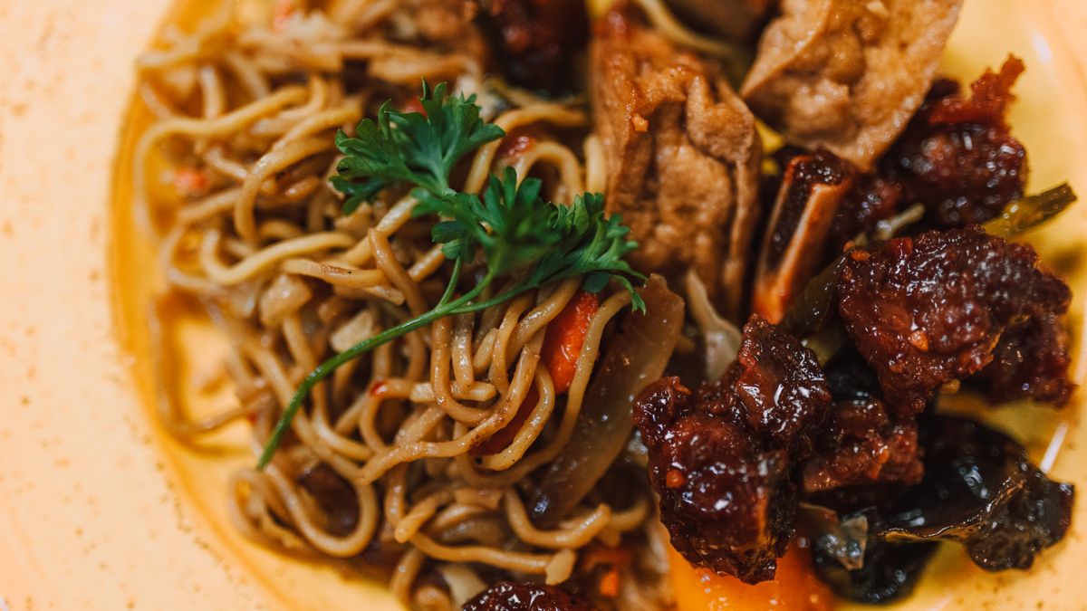 Stir-fried noodles with tofu and broccoli