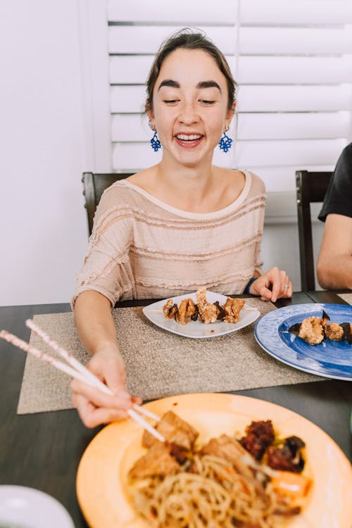 Kostnadsfri bild av ansiktsuttryck, asiatisk mat, bord